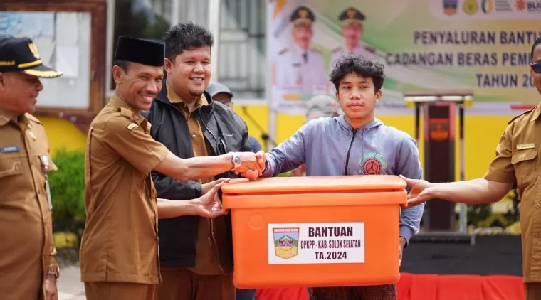 Keluarga Penerima Manfaat di Pauh Duo Terima Jatah Pangan Dari Pemerintah