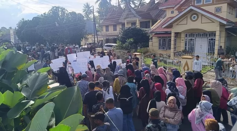 Ketua Bawaslu Payakumbuh Aan Muharman di depan puluhan pandemo dan puluhan aparat kepolisian dan TNI serta belasan Satpol PP, Rabu 4 November 2024.