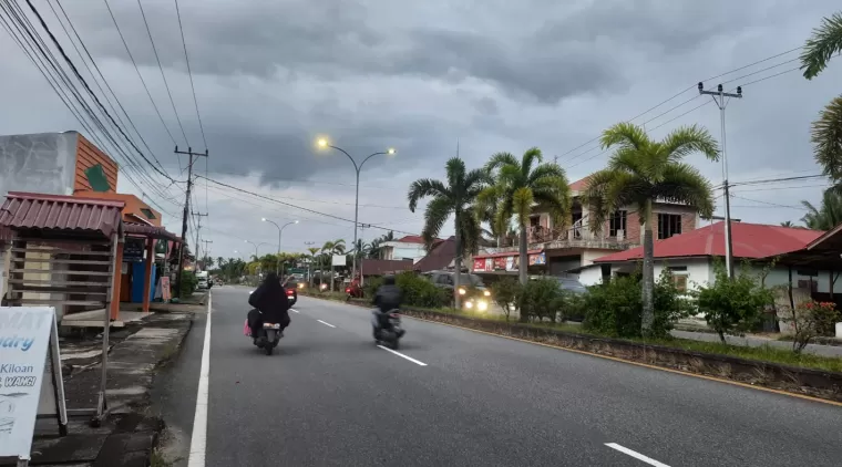 Secuil Kondisi PJU dan Marka jalan di Jalan Siti Manggopoh Kota Pariaman, Selasa Sore (24/12/2024).(Trisnaldi).