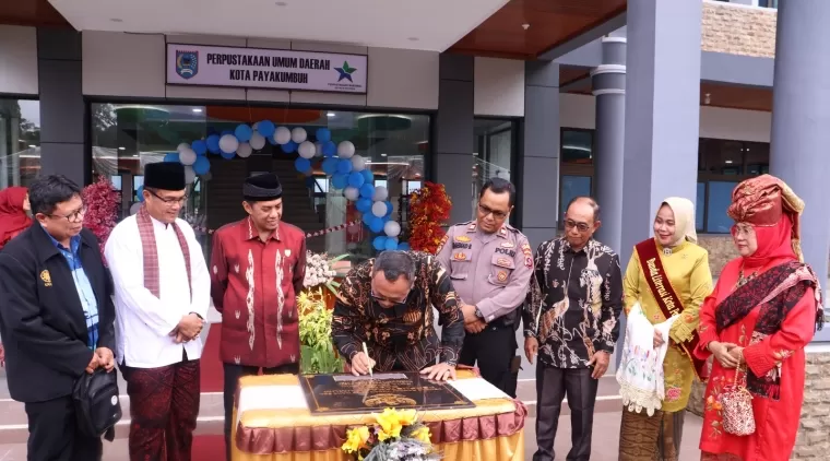 Pj Walikota Payakumbuh Suprayitno saat meresmikan kantor Perpustakaan dan Kearsipan Payakumbuh di Bukik Sibaluk, Sabtu 14 Desember 2024.