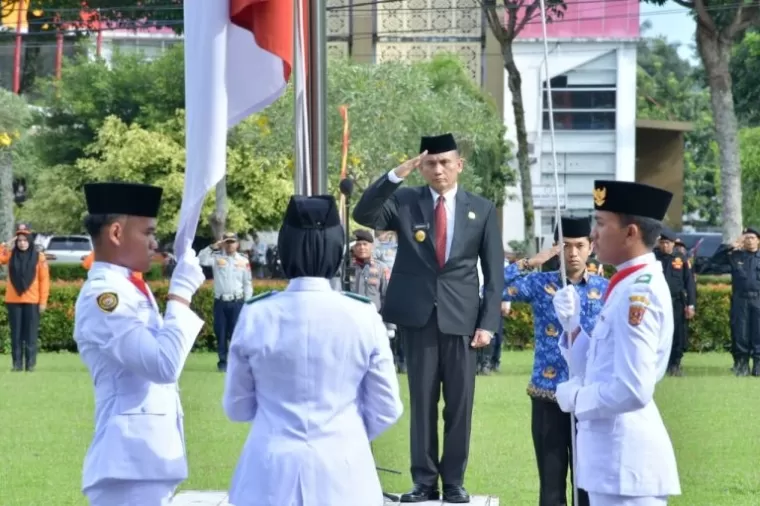 Upacara yang dipimpin Pjs Bupati Agam, Dr Endrizal tersebut berlangsung di halaman Kantor Bupati Agam