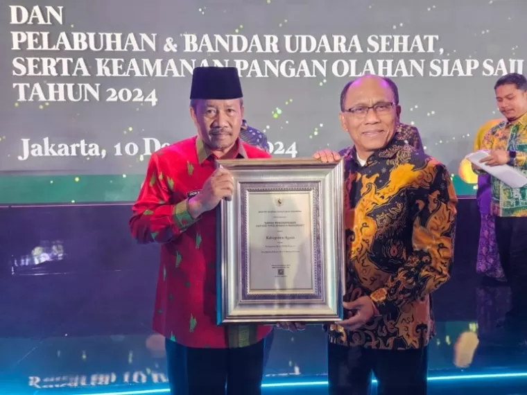 Bupati Agam, Dr H Andri Warman, MM didampingi Kepala Dinas Kesehatan Agam, dr Henri Rusdian, MKes menerima penghargaan tersebut