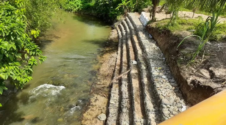 Kawat Beronjong untuk  penanganan tanggul tebing sungai Batang Piaman di Dusun Sawah Baru yang sudah selesai dikerjakan.(Trisnaldi).