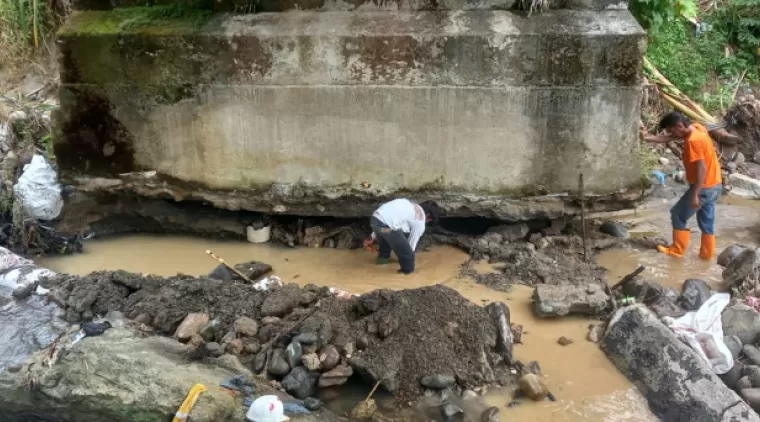 Perbaikan kerusakan jembatan Surau Gadang Tonggak Cubadak Mentawai dikerjakan.