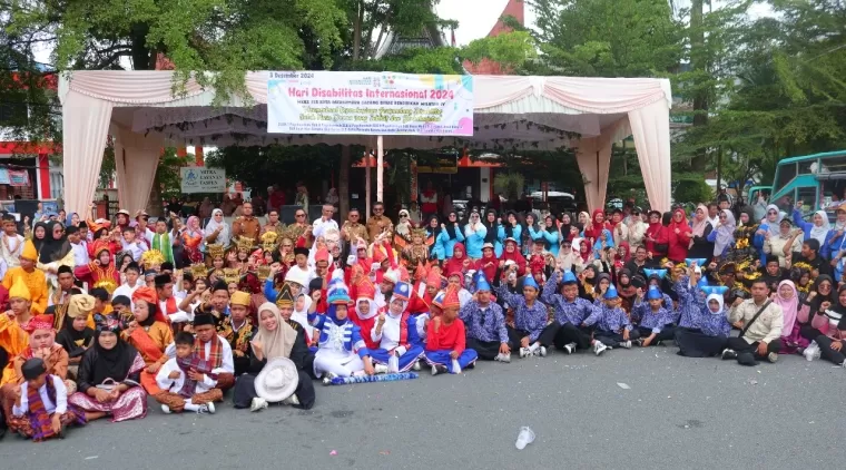 Meriah dengan pelaksanaan pawai yang diikuti siswa dari sejumlah Sekolah Luar Biasa (SLB) yang ada di kota Payakumbuh dan kabupaten Limapuluh Kota, Selasa 3 Desember 2024.