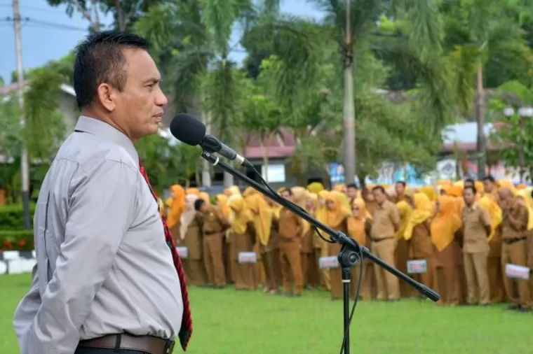 Pjs Bupati Agam, Dr Endrizal memimpin apel gabungan Pemkab Agam