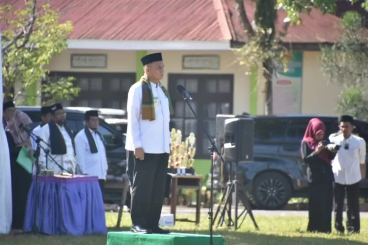 Pjs Bupati Agam, Dr Endrizal SE MSi dan diikuti oleh ratusan santri dari berbagai pondok pesantren, serta sejumlah tokoh agama dan pejabat pemerintah setempat.