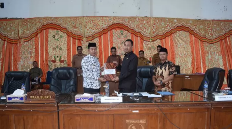 Risnawanto Bacakan RAPBD Pasaman Barat dalam Rapat Paripurna DPRD