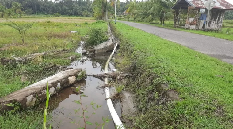 Kerusakan saluran tersier pertanian tak jauh dari Gerbang Desa Tungkal Selatan Kota Pariaman.