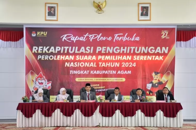 Bupati Agam melalui Sekdakab Agam, Edi Busti menghadiri rapat pleno terbuka rekapitulasi penghitungan perolehan suara Pemilihan Serentak Nasional 2024