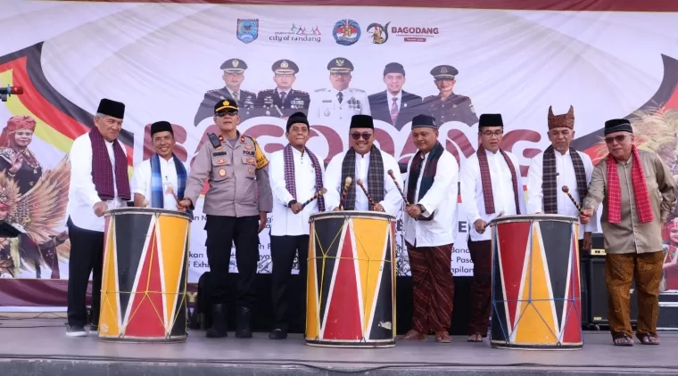 Perhelatan Payakumbuh Barolek Godang (Bagodang) 2024 dalam rangka memeriahkan Hari Ulang Tahun (HUT) kota Payakumbuh ke-54 secara resmi dibuka Pj. Walikota Payakumbuh Suprayitno di Medan Nan Bapaneh Ngalau Indah, Sabtu 14 Desember 2024.