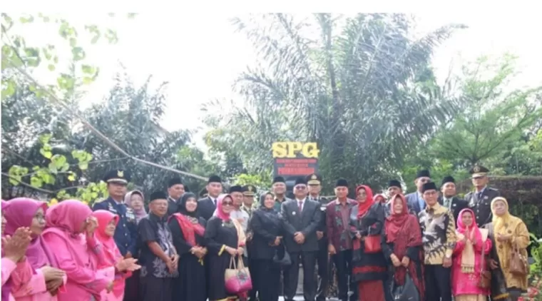 Foto bersama di tugu monumen SPG, bentuk penghargaan bagi pendidik yang telah berdedikasi, baru-baru ini.