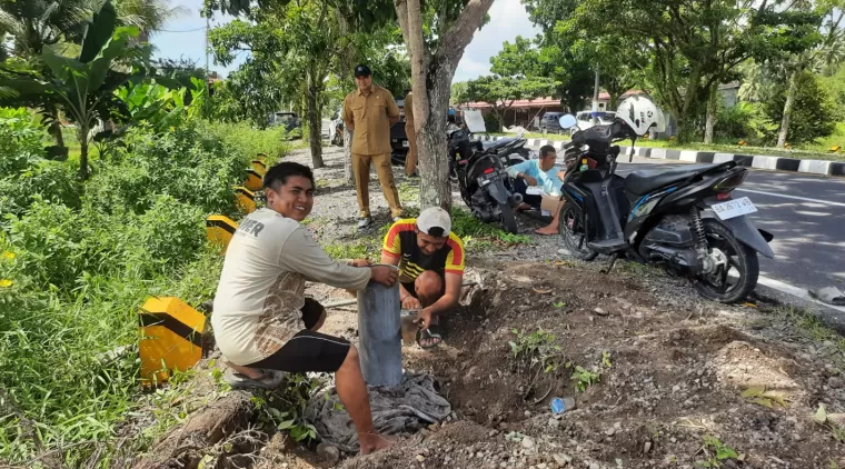 Teknisi BLUD UPTD Air Bersih Kota Pariaman sedang melakukan perbaikan jaringan di Bypas Kota Pariaman, Senin (9/12/2024).(Trisnaldi).