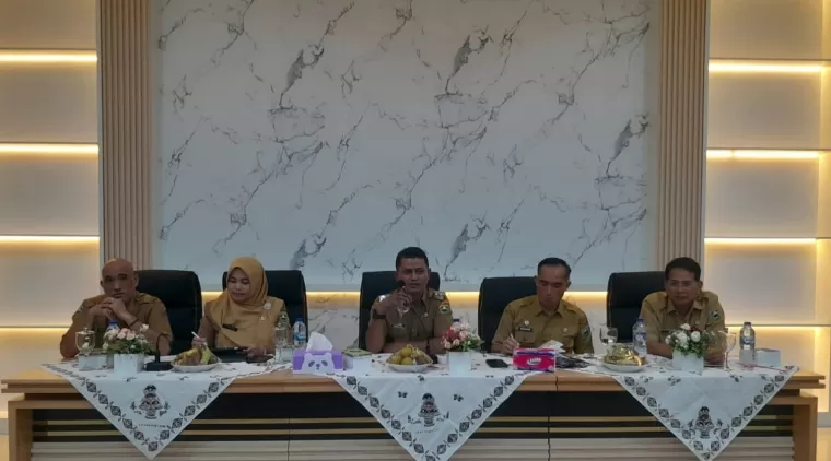 Wakil Bupati Jon Firman Pandun(tengah) didampingi Pejabat lainnya, saat Jumpa Pers dengan awak media.