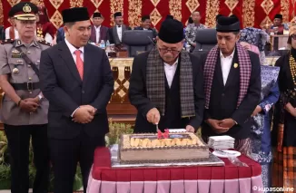 Bertempat di ruang sidang DPRD kota Payakumbuh, Selasa 17 Desember 2024, Pj. Walikota Payakumbuh Suprayitno potong kue HUT ke-54 kota Payakumbuh disaksikan ketua DPRD Wirman Putra.