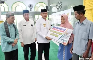 Pjs Bupati Agam, Dr. Endrizal, SE, M.Si menyerahkan program zakat, infak dan sedekah (ZIS) dari Badan Amil Zakat Nasional (Baznas) Kabupaten Agam