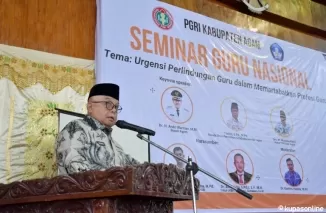 Bupati Agam melalui Sekdakab Agam, Edi Busti membuka Seminar Guru Nasional PGRI Agam