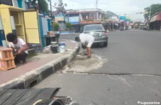 Saat petugas teknik sedang memasang mesin baru APILL di Simpang Tabuik Kota Pariaman baru-baru ini.