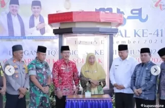 Wako Zul Elfian Umar (3 kanan) dan Pejabat lainnya di pembukaan MTQ Nasional Ke-41 Tingkat Kota Solok