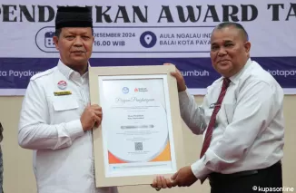 Kadis Pendidikan Payakumbuh Dasril dan Plt Ass II Wal Asri saat membuka Talkshow usai menerima Award tahun 2024 di aula Ngalau Lantai 3 Balai kota Payakumbuh, Rabu 11 Desember 2024.