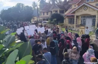 Ketua Bawaslu Payakumbuh Aan Muharman di depan puluhan pandemo dan puluhan aparat kepolisian dan TNI serta belasan Satpol PP, Rabu 4 November 2024.