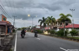 Secuil Kondisi PJU dan Marka jalan di Jalan Siti Manggopoh Kota Pariaman, Selasa Sore (24/12/2024).(Trisnaldi).