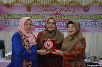 Kepala Dinas Dalduk KB PP dan PA Kabupaten Agam, Surya Wendri, mewakili pjs Bupati Agam menghadiri kegiatan tukar informasi antara Gabungan Organisasi Wanita (GOW)