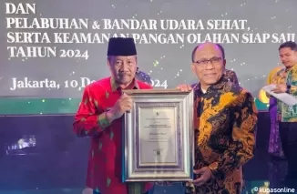 Bupati Agam, Dr H Andri Warman, MM didampingi Kepala Dinas Kesehatan Agam, dr Henri Rusdian, MKes menerima penghargaan tersebut