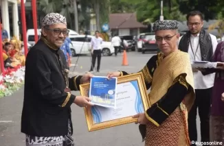 Pemerintah Kabupaten Agam menerima penghargaan Penyelenggaraan Statistik Sektoral Terbaik 2024 yang diberikan Badan Pusat Statistik (BPS) Provinsi Sumatera Barat