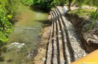 Kawat Beronjong untuk  penanganan tanggul tebing sungai Batang Piaman di Dusun Sawah Baru yang sudah selesai dikerjakan.(Trisnaldi).