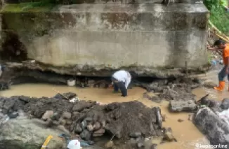 Perbaikan kerusakan jembatan Surau Gadang Tonggak Cubadak Mentawai dikerjakan.