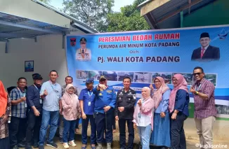 Perumda AM Kota Padang Berikan Bantuan Bedah Rumah untuk Warga Tidak Mampu