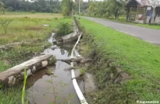 Kerusakan saluran tersier pertanian tak jauh dari Gerbang Desa Tungkal Selatan Kota Pariaman.