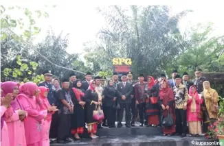 Foto bersama di tugu monumen SPG, bentuk penghargaan bagi pendidik yang telah berdedikasi, baru-baru ini.