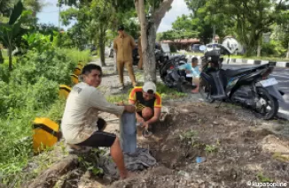 Teknisi BLUD UPTD Air Bersih Kota Pariaman sedang melakukan perbaikan jaringan di Bypas Kota Pariaman, Senin (9/12/2024).(Trisnaldi).