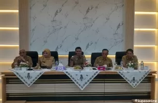 Wakil Bupati Jon Firman Pandun(tengah) didampingi Pejabat lainnya, saat Jumpa Pers dengan awak media.