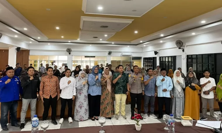 Ketua Bawaslu Kab. Solok, Titony Tanjung, Anggota Bawaslu, Haferizon dan Gadis M, foto bersama Forkopimda dan peserta Rakor.