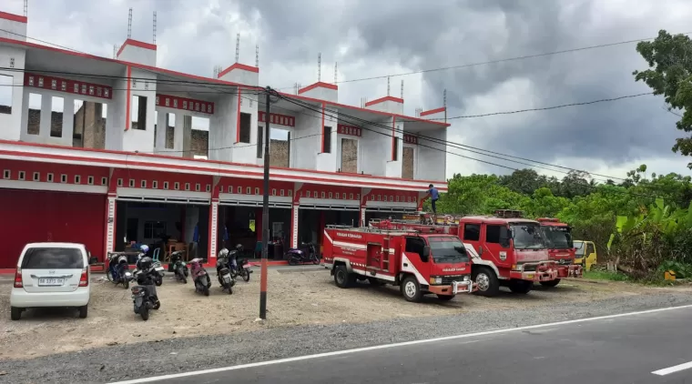 Kondisi mobil damkar yang parkir di halaman posko baru di bypass pariaman.(Trisnaldi).