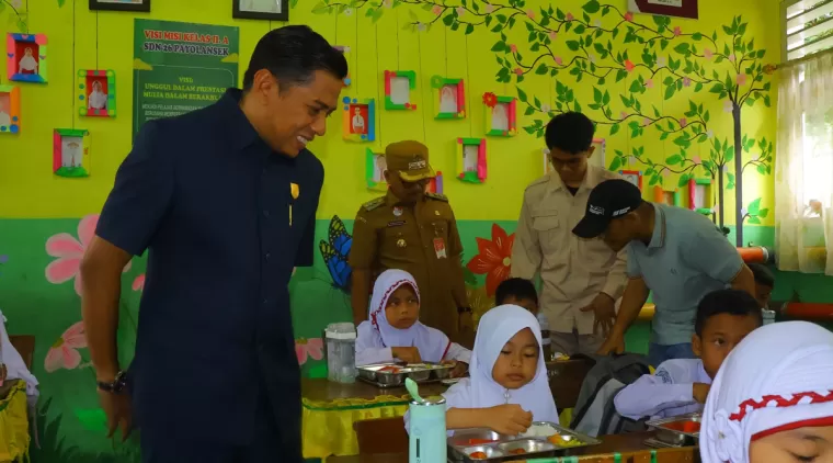 Wirman Putra saat monitoring launching program Makan Bergizi Gratis (MBG) di sejumlah sekolah di kota Payakumbuh, bersama Pj. Walikota Payakumbuh Suprayitno, Senin 13 Januari 2025.