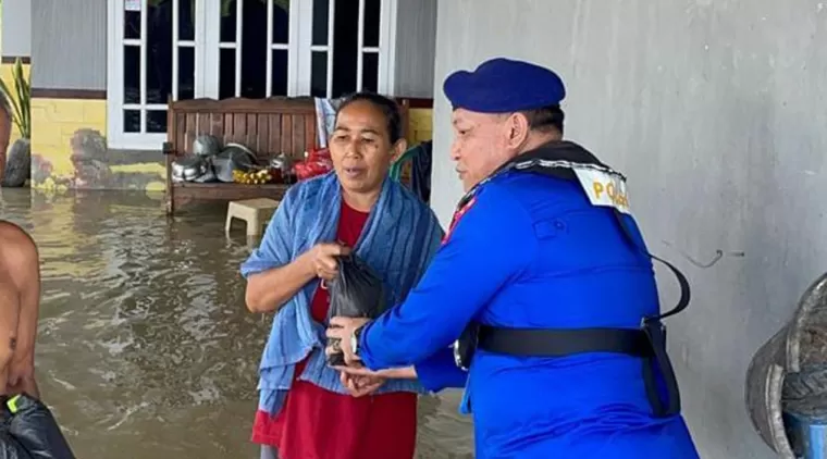 Gabungan Polairud Polda Lampung dan Polres Lampung Selatan Evakuasi Warga Terdampak Banjir