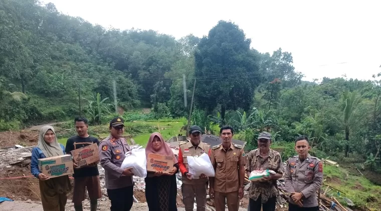 Gerak Cepat Kapolres Lebak Tangani dan Berikan Bantuan kepada warga korban Longsor