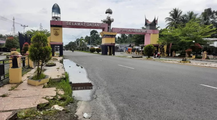 Gerbang Kota Pariaman di Utara wilayah kota yang butuh polesan agar lebih tacelak.(Trisnaldi).