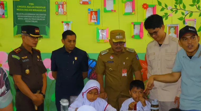 Usai memonitoring giat makan sehat bergizi di SD Negeri 26, Senin 13 Januari 2025, Wirman Putra menyampaikan, salut dengan BGN ikut berkontribusi nyata dalam menyuplai asupan makanan sehat bergizi.