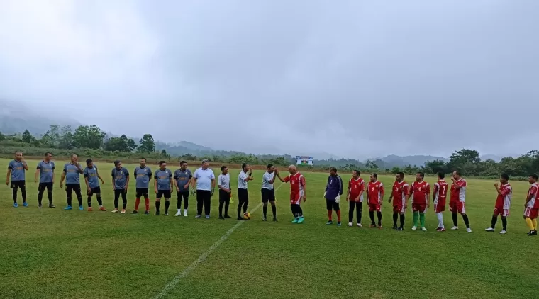 Pemain Pemprov Sumbar dipimpin Gubernur Mahyeldi (kanan) bersalaman dengan wasit dan pemain Pemko Solok (kiri) dipimpin Wako Zul Elfian Umar sebelum kick off babak pertama.