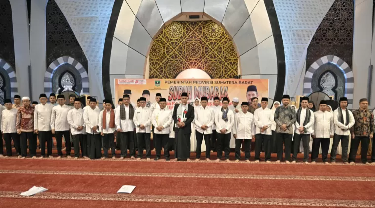 Gubernur Mahyeldi Kukuhkan 124 Pengurus Baru Masjid Raya Syech Ahmad Khatib Al Minangkabawi