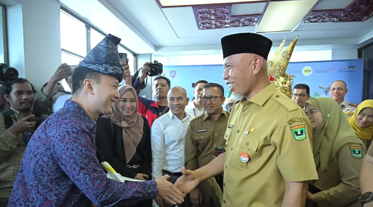 Gubernur Mahyeldi Sambut Penerbangan Perdana Rute Padang-Singapura, Teken Kolaborasi Lintas Sektor untuk Keberlanjutan