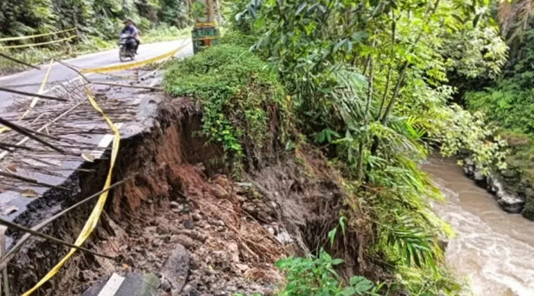 Jalan Provinsi Sungai Silo Perbatasan Bandar Pasir Mandoge Ambeles