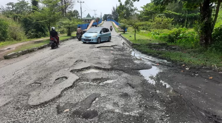 Kondisi kerusakan jalan di Pauh, dekat jembatan Muaro Batang Piaman Kota Pariaman yang semakin bertambah parah.(Trisnaldi).