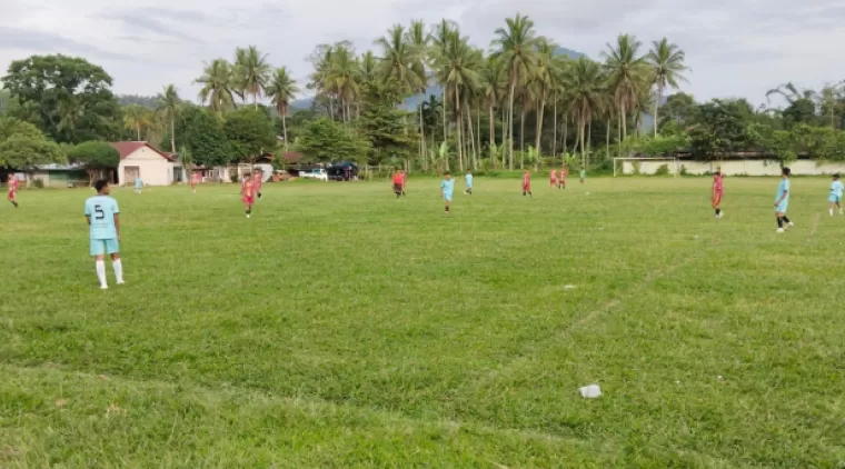 Tim Kota Biru kota Payakumbuh, uji coba dengan klub Bina Muda, nagari Koto Tuo, kecamatan Mungka, kabupaten Limapuluh Kota di lapangan Kayu nan Tigo, kecamatan Mungka, Sabtu 18 Januari 2025.