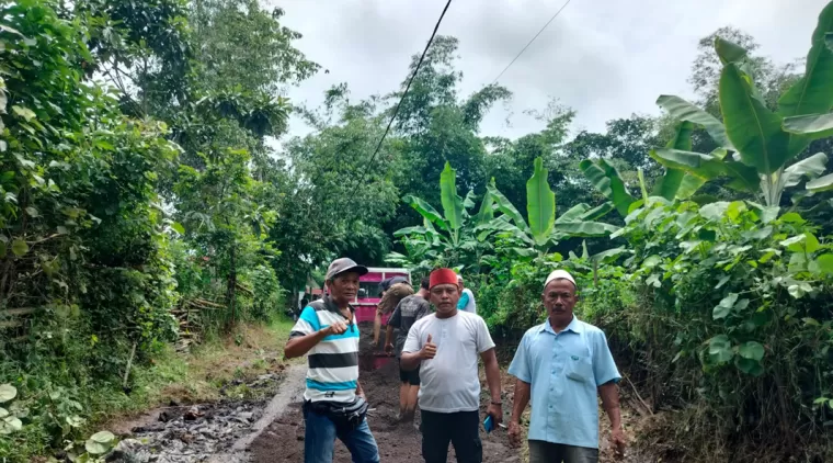 Jelang Perayaan Isr'a Miraj Ketua Panitia, Abet Terus Melakukan Giat Kerja Bakti Gotong Royong